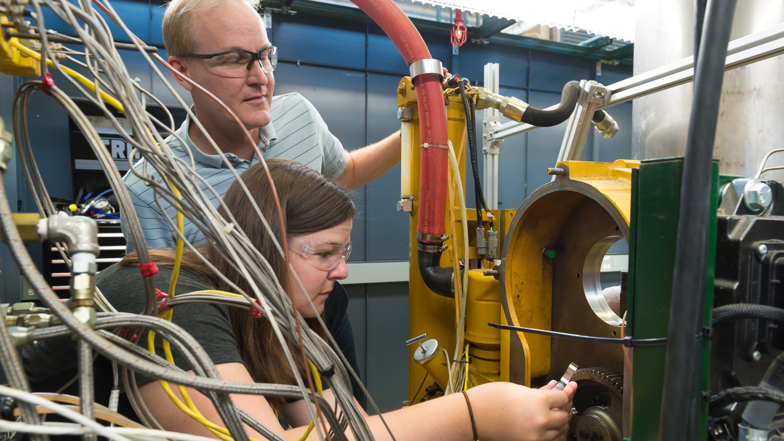 Argonne engineer Doug Longman works with Chain Reaction Innovations entrepreneur Julie Blumreiter on a test engine she will use to study her drop-in diesel engine replacement technology aimed at enabling the use of biofuels without a loss in performance.