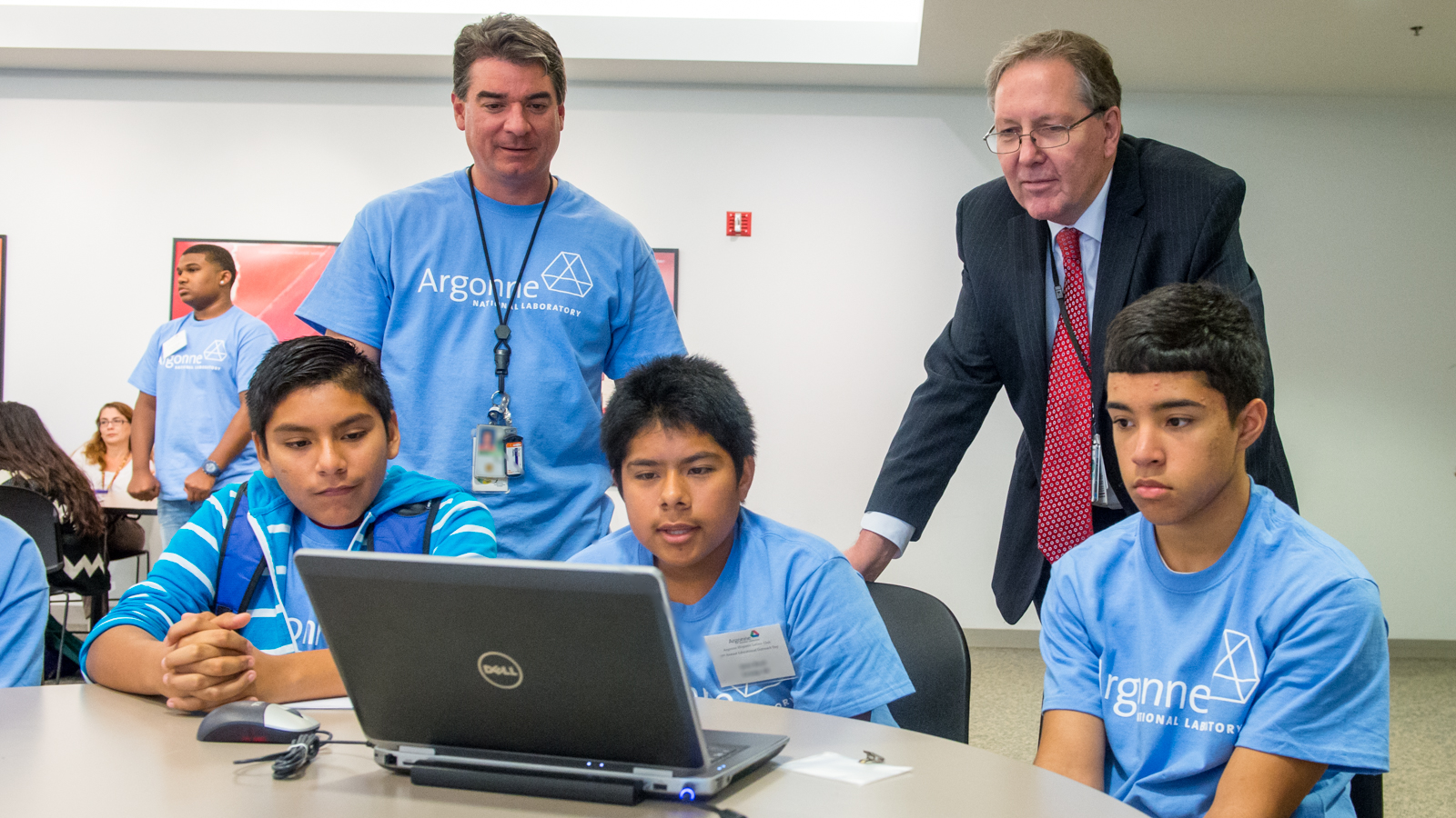 Michael Kaminski, Argonne materials engineer and Hispanic Latino Club President, and Argonne Lab Director Peter Littlewood guide Humphrey Middle School students in the creation of a PowerPoint presentation following the tour. 