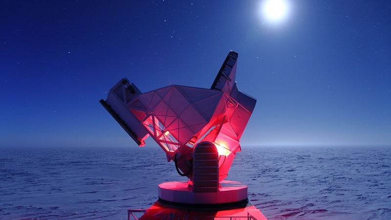 The 10-meter South Pole Telescope offers scientists one of the most accurate views of the Cosmic Microwave Background, a radiation signature left over from the earliest days of the Universe. (Image by Daniel Luong-Van.)