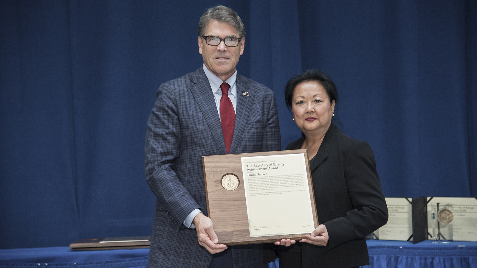 Linda Hansen receives the Secretary of Energy’s Achievement Award from Secretary of Energy Rick Perry at the Secretary’s Honor Awards ceremony in Washington, D.C., on August 29. (Image by U.S. Department of Energy.)