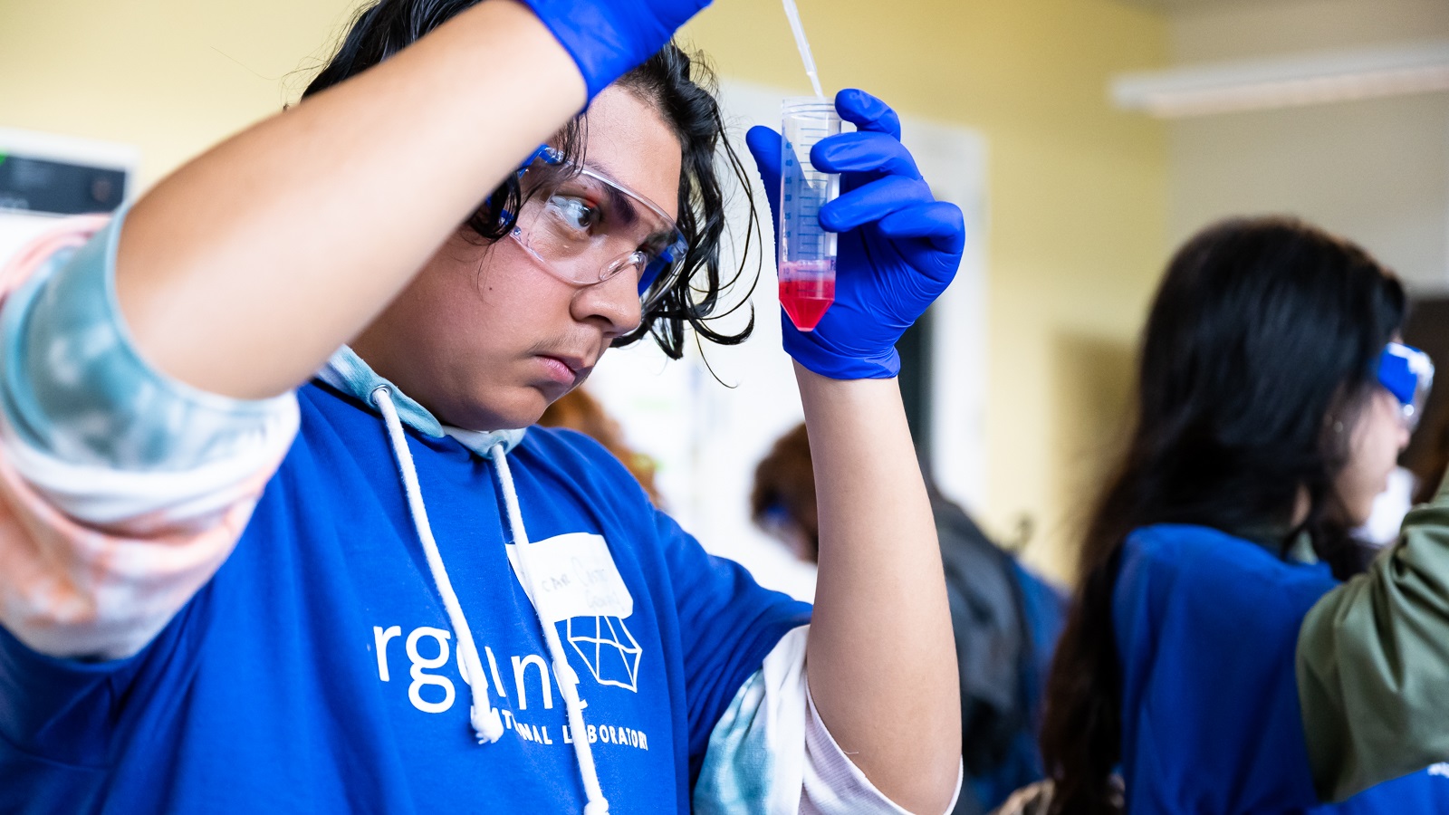 Students from the Little Village Lawndale High School Campus learned how to extract DNA from a strawberry during Argonne’s Hispanic/Latino Education Outreach Day during National Hispanic Heritage Month. (Image by Mark Lopez, Argonne National Laboratory.)